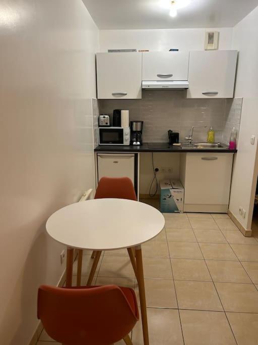 Studio A 2 Pas Du Metro Clichy Esterno foto